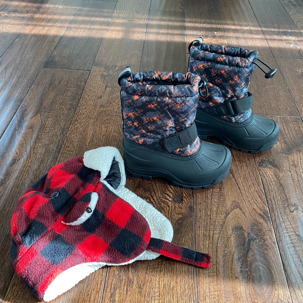 Boys snow boots (9) with hat